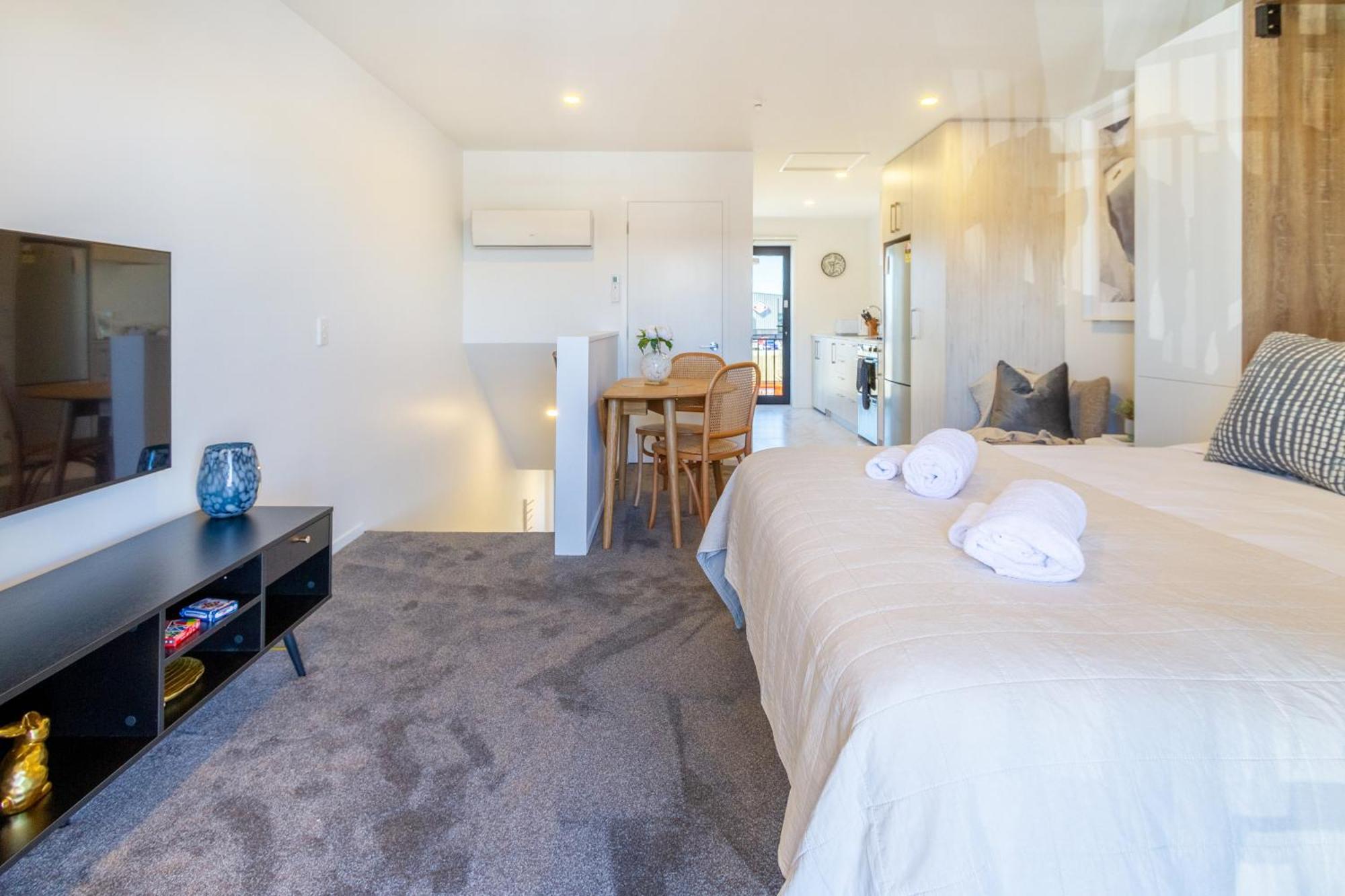 Explore From 8 Wilmer: Upper Level Cozy Studio كريستتشيرش المظهر الخارجي الصورة