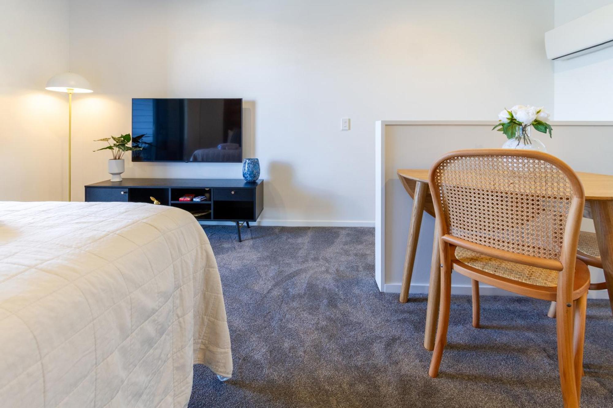 Explore From 8 Wilmer: Upper Level Cozy Studio كريستتشيرش المظهر الخارجي الصورة